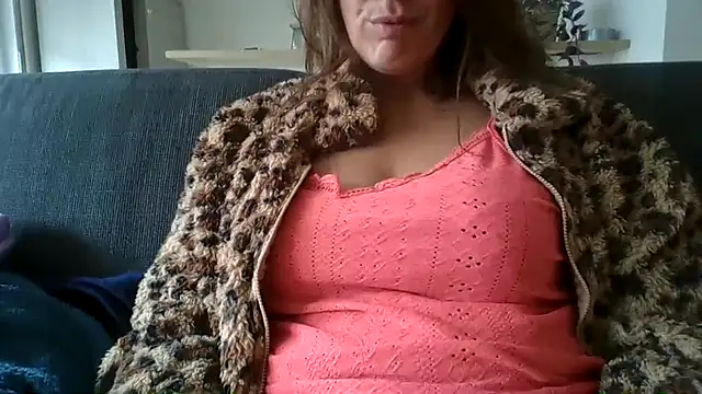 Snapshot of samantaatw chatting on 09-17-25, 11:01 samantaatw online show from 09-17-25, 11:01