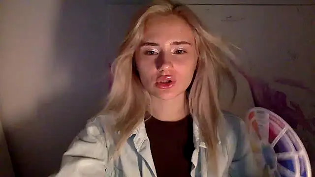 Snapshot of Rosvann chatting on 10-15-25, 06:08 Rosvann online show from 10-15-25, 06:08