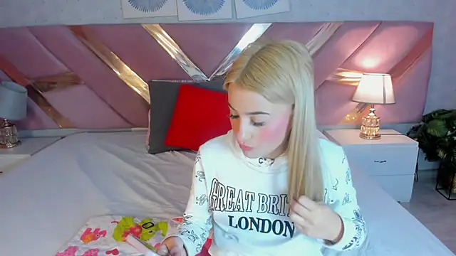 Snapshot of ChloeLaurentt chatting on 12-21-25, 01:29 ChloeLaurentt online show from 12-21-25, 01:29