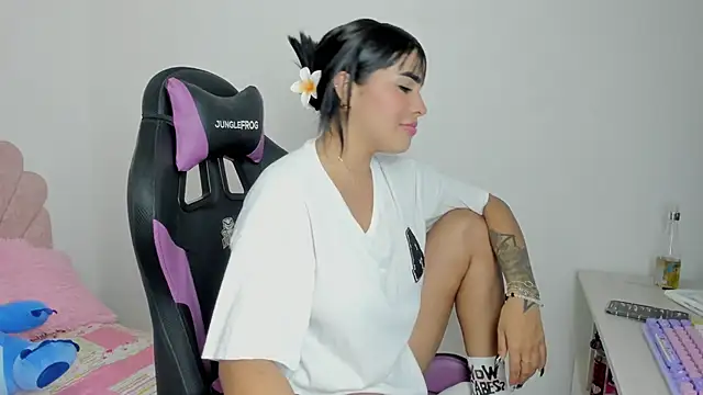 evelynrojas online show from 11-28-25, 02:03