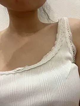 Snapshot of Bella_sexy98 chatting on 10-21-25, 04:35 Bella sexy98 online show from 10-21-25, 04:35