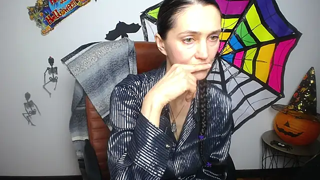 Snapshot of TayaFinch chatting on 10-31-25, 02:40 TayaFinch online show from 10-31-25, 02:40