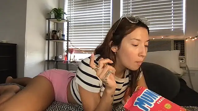 yoursweetestlilly online show from 09-21-25, 11:39