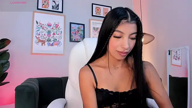 Snapshot of Tiffany_Low chatting on 07-16-26, 12:11 Tiffany Low online show from 07-16-26, 12:11