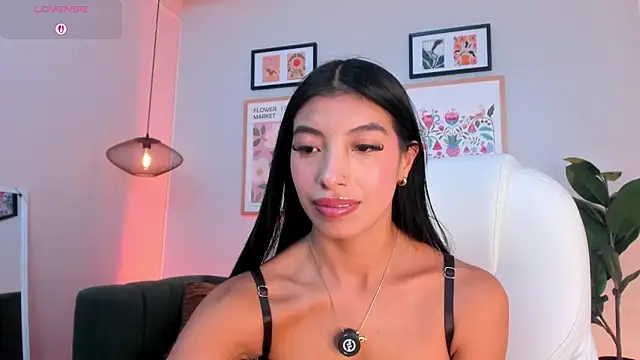 Snapshot of Tiffany_Low chatting on 07-19-26, 01:04 Tiffany Low online show from 07-19-26, 01:04