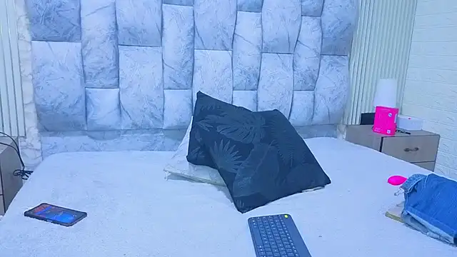 sofiagutierrez   online show from 11-09-25, 10:13