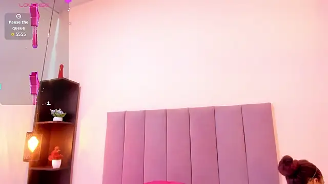 HoollyHendrix online show from 11-18-25, 08:24