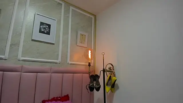 HoollyHendrix online show from 12-19-25, 08:49