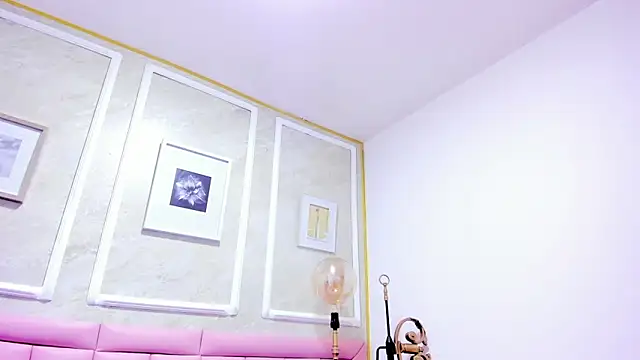 HoollyHendrix online show from 12-22-25, 08:28