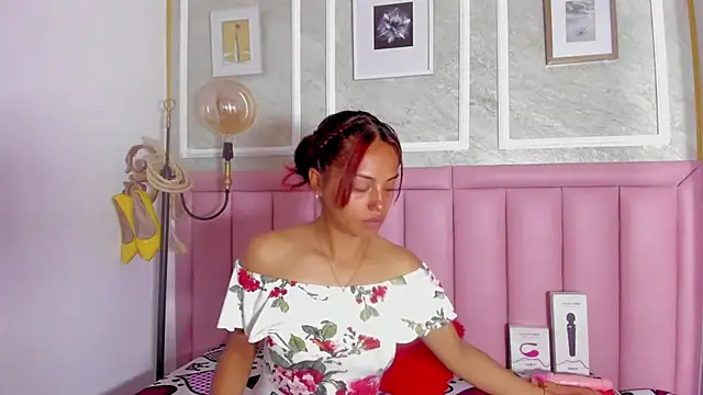 HoollyHendrix online show from 02-11-26, 08:14