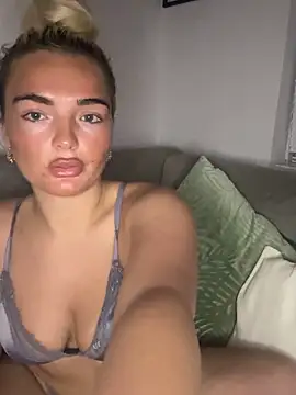 Snapshot of BelleXx chatting on 09-23-25, 04:26 BelleXx online show from 09-23-25, 04:26