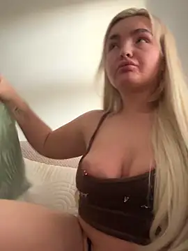 Snapshot of BelleXx chatting on 11-08-25, 03:12 BelleXx online show from 11-08-25, 03:12