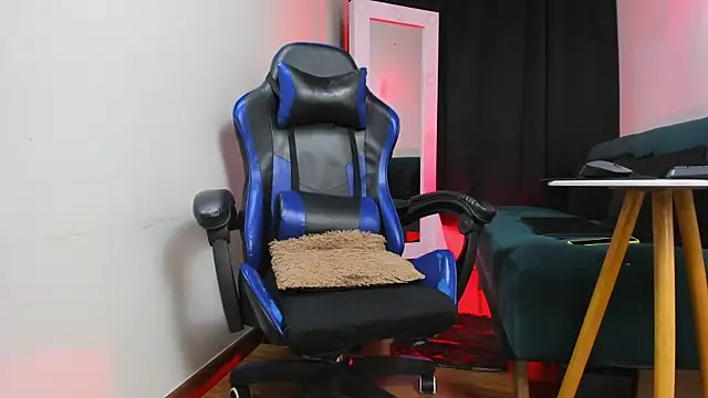 Charliejones  online show from 11-18-25, 01:22