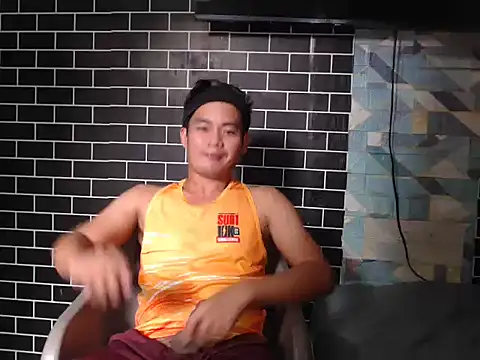 Snapshot of Newt4U chatting on 11-18-25, 02:17 Newt4U online show from 11-18-25, 02:17