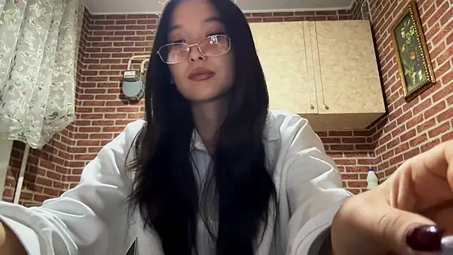 Snapshot of EmmaLeexth chatting on 09-28-25, 03:28 EmmaLeexth online show from 09-28-25, 03:28