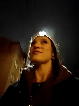 Snapshot of laradoom chatting on 10-20-25, 03:40 laradoom online show from 10-20-25, 03:40