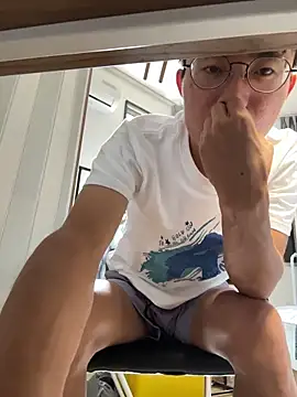 Snapshot of leeyoung_ chatting on 10-17-25, 03:42 leeyoung  online show from 10-17-25, 03:42