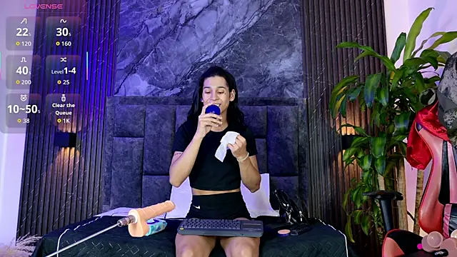 Snapshot of Suzie_cox chatting on 11-04-25, 01:32 Suzie cox online show from 11-04-25, 01:32