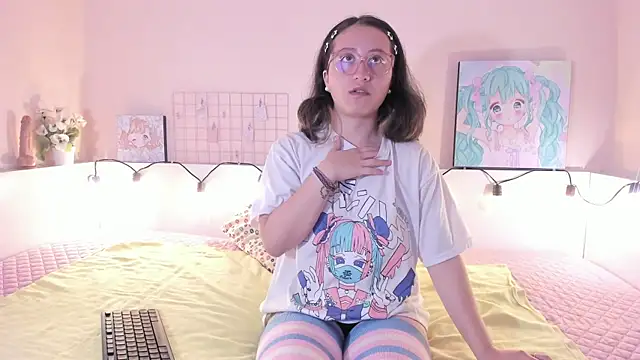 Snapshot of Kitty_NaNa chatting on 11-19-25, 02:28 Kitty NaNa online show from 11-19-25, 02:28