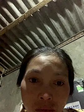 Snapshot of Halyy_xx chatting on 10-18-25, 11:05 Halyy xx online show from 10-18-25, 11:05