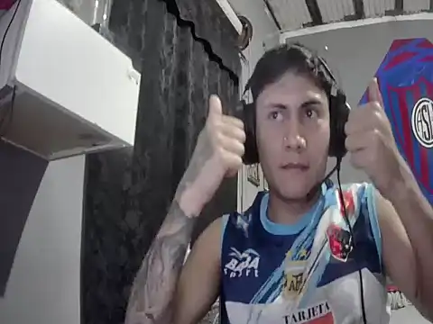 Snapshot of Miguel19971 chatting on 10-15-25, 06:35 Miguel19971 online show from 10-15-25, 06:35