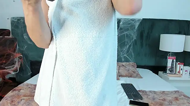 Snapshot of VanessaParis__ chatting on 10-16-25, 08:43 VanessaParis online show from 10-16-25, 08:43