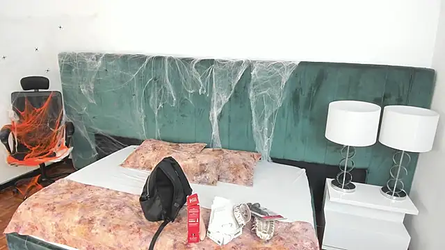 Snapshot of VanessaParis__ chatting on 10-18-25, 08:42 VanessaParis online show from 10-18-25, 08:42