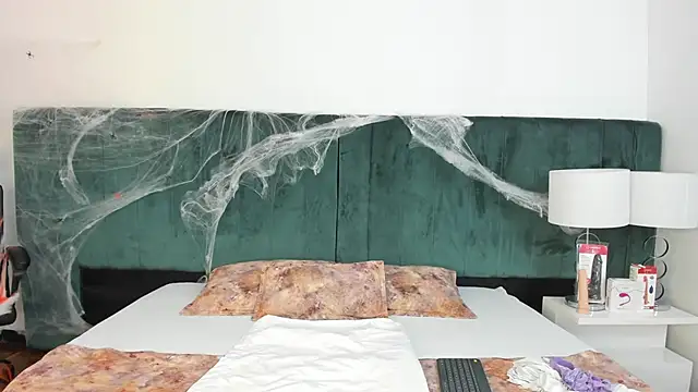 Snapshot of VanessaParis__ chatting on 10-19-25, 09:26 VanessaParis online show from 10-19-25, 09:26