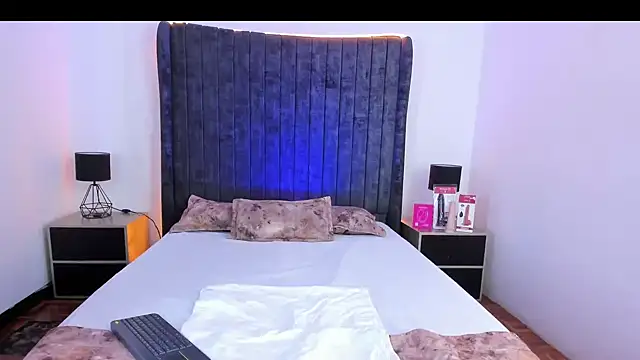 Snapshot of VanessaParis__ chatting on 11-15-25, 09:32 VanessaParis online show from 11-15-25, 09:32