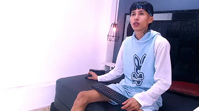 Daniel delux  online show from 10-30-25, 12:17