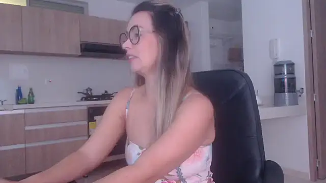 LovePaula online show from 03-29-26, 01:16