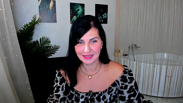 Snapshot of Moon_Veloure1 chatting on 09-29-25, 03:55 Moon Veloure1 online show from 09-29-25, 03:55