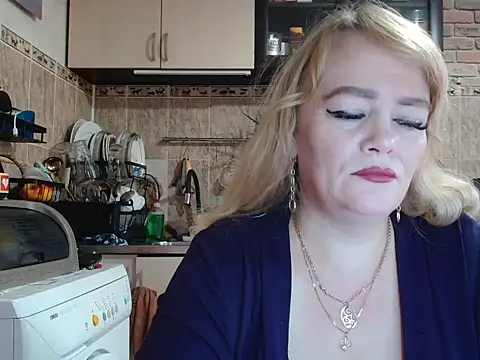 Snapshot of Sweet-blonde chatting on 10-17-25, 11:35 Sweet-blonde online show from 10-17-25, 11:35