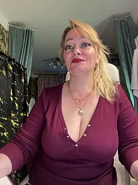 Snapshot of Sweet-blonde chatting on 07-17-26, 08:35 Sweet-blonde online show from 07-17-26, 08:35