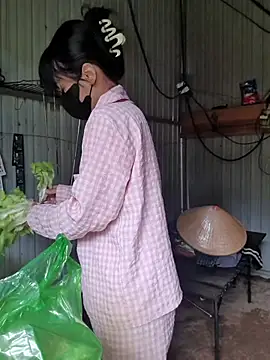 Helen-Tran online show from 11-20-25, 02:34