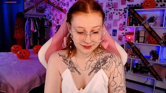 Ayla Hicks online show from 10-23-25, 04:34