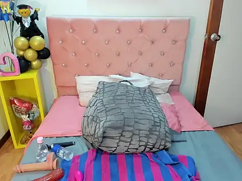 Snapshot of tinalorenz_ chatting on 10-30-25, 02:18 tinalorenz online show from 10-30-25, 02:18