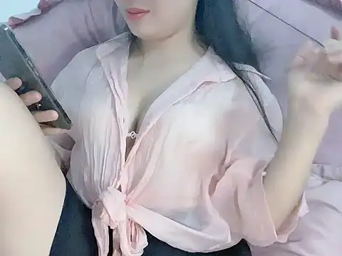 Snapshot of Lie_liee chatting on 04-18-26, 01:37 Lie liee online show from 04-18-26, 01:37