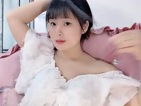 Snapshot of Lie_liee chatting on 06-23-26, 02:04 Lie liee online show from 06-23-26, 02:04