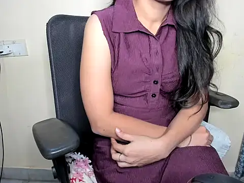 Queen-Bee143 online show from 04-23-26, 11:40