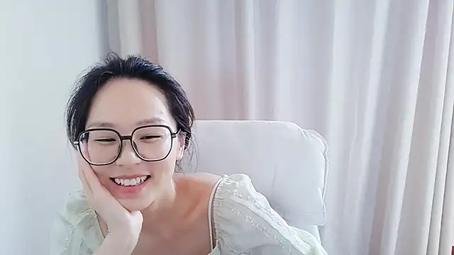 Snapshot of guai00 chatting on 05-23-26, 05:23 guai00 online show from 05-23-26, 05:23