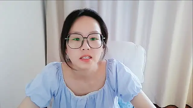 Snapshot of guai00 chatting on 06-13-26, 06:00 guai00 online show from 06-13-26, 06:00