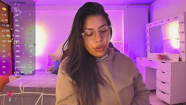 Snapshot of kloe28 chatting on 02-14-26, 03:58 kloe28 online show from 02-14-26, 03:58