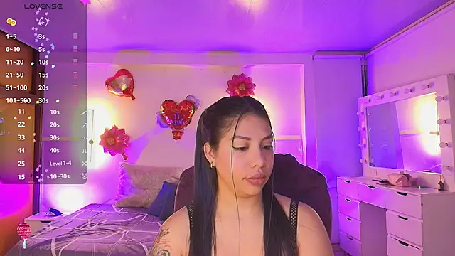 Snapshot of kloe28 chatting on 02-15-26, 03:58 kloe28 online show from 02-15-26, 03:58