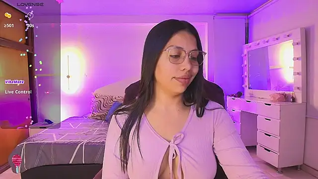 Snapshot of kloe28 chatting on 02-26-26, 03:38 kloe28 online show from 02-26-26, 03:38