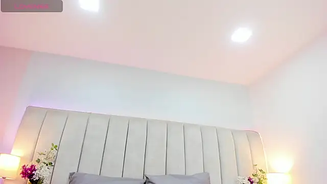 EllaaThorne online show from 11-18-25, 07:51