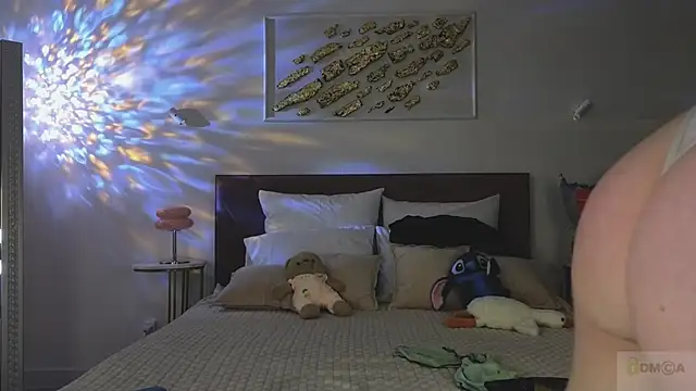 Nicole Broown  online show from 11-21-25, 08:51