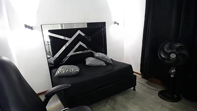 MarianaRojas  online show from 03-04-26, 04:07