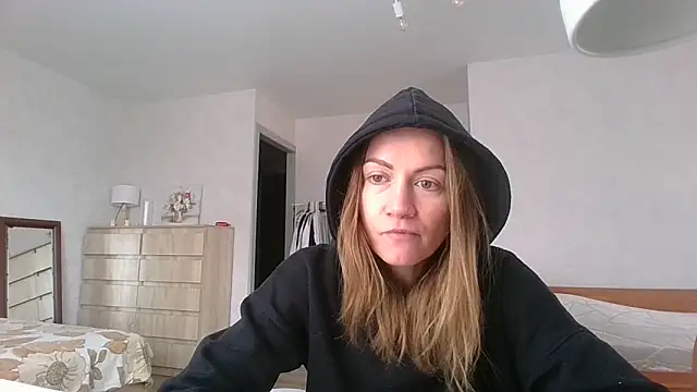 Snapshot of Thavione chatting on 03-03-26, 12:00 Thavione online show from 03-03-26, 12:00