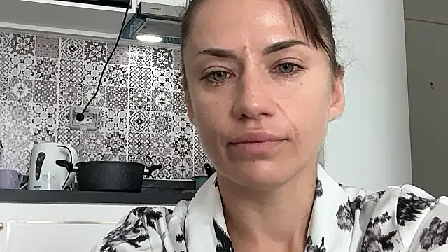 Snapshot of Roriann chatting on 02-10-26, 07:23 Roriann online show from 02-10-26, 07:23